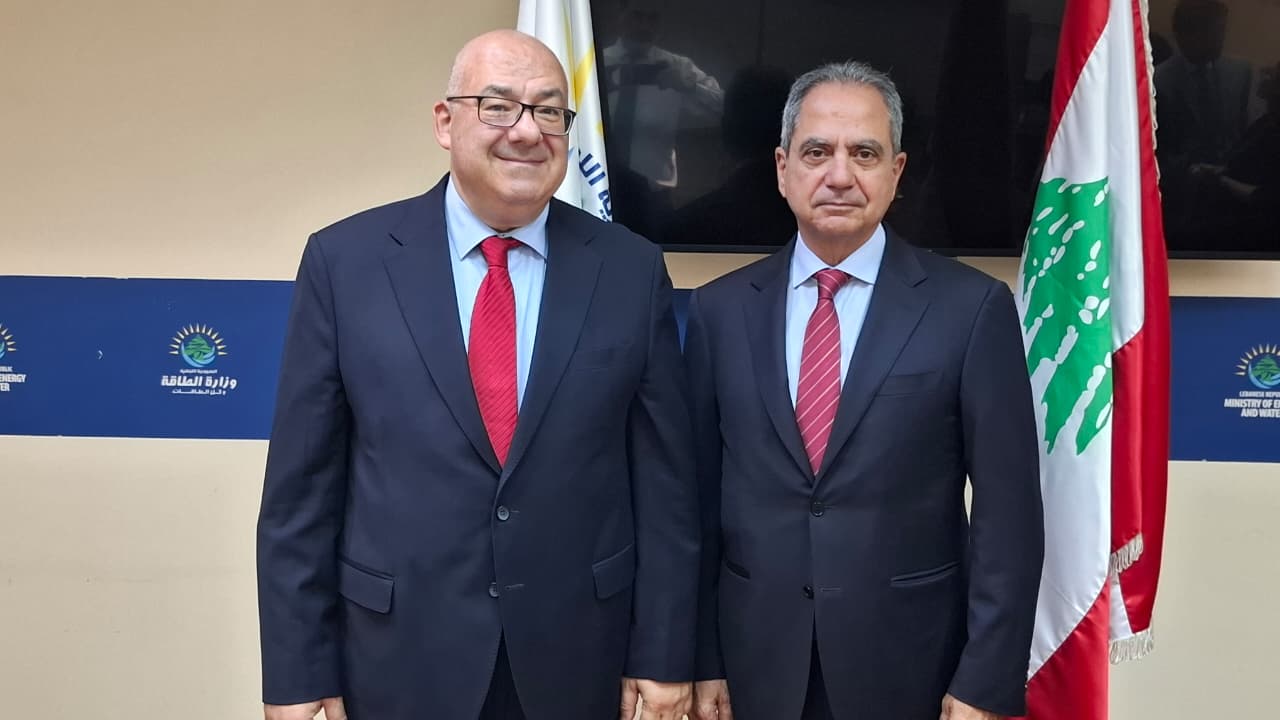 الصدي يوقّع اتفاقيتي شراء الطاقة لمشروعين لإنتاج الكهرباء من الطاقة الشمسية الصدي يوقّع اتفاقيتي شراء الطاقة لمشروعين لإنتاج الكهرباء من الطاقة الشمسية